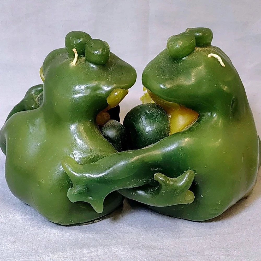 Vintage Style Frog Couple Novelty Candle Green Wax Whimsical Toad Decor 8.5 Inch